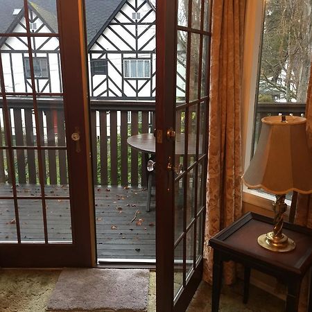 Hemingway'S By The Sea Bed & Breakfast Esquimalt Екстериор снимка