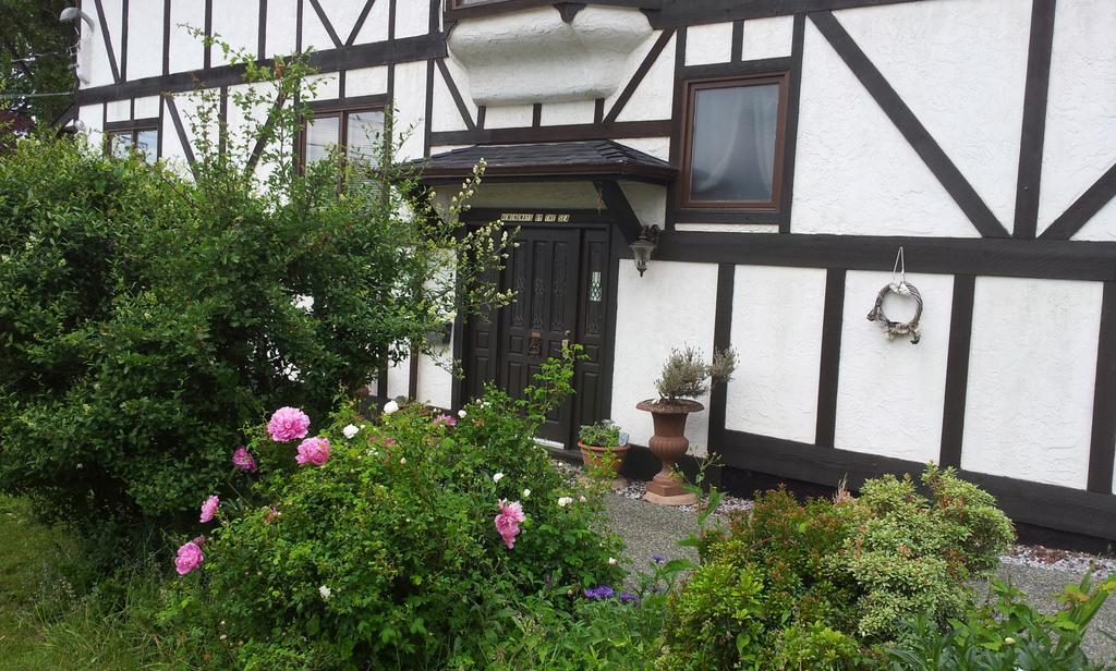 Hemingway'S By The Sea Bed & Breakfast Esquimalt Екстериор снимка
