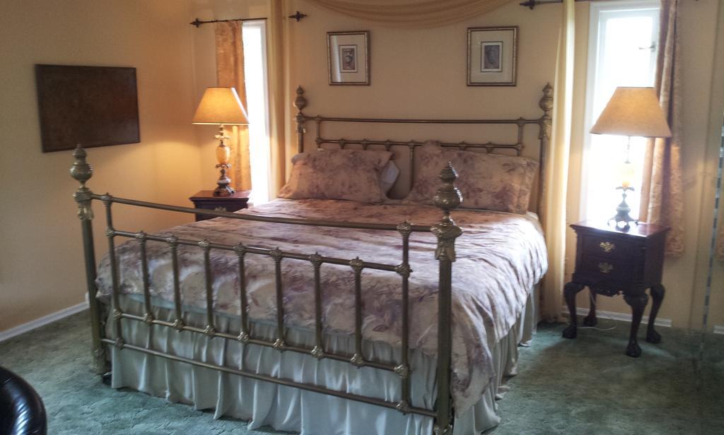 Hemingway'S By The Sea Bed & Breakfast Esquimalt Екстериор снимка