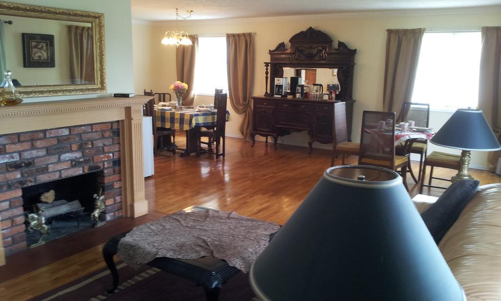Hemingway'S By The Sea Bed & Breakfast Esquimalt Екстериор снимка
