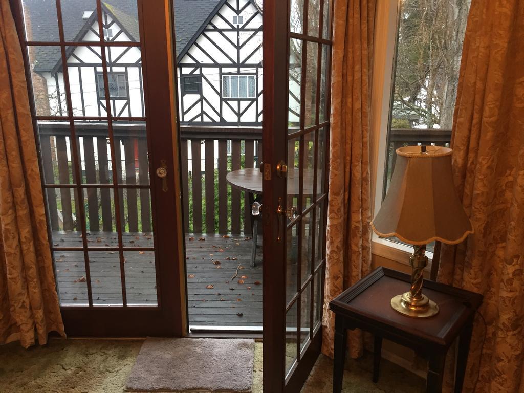 Hemingway'S By The Sea Bed & Breakfast Esquimalt Екстериор снимка