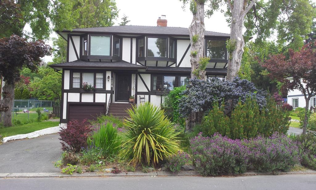 Hemingway'S By The Sea Bed & Breakfast Esquimalt Екстериор снимка