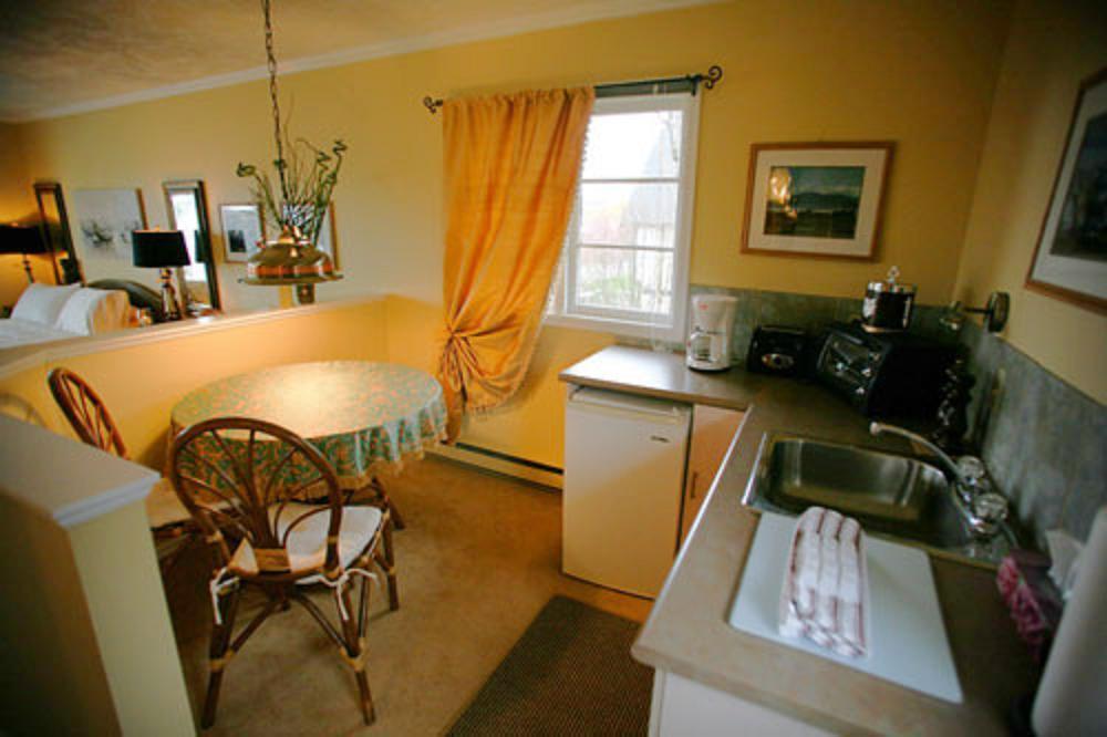 Hemingway'S By The Sea Bed & Breakfast Esquimalt Екстериор снимка