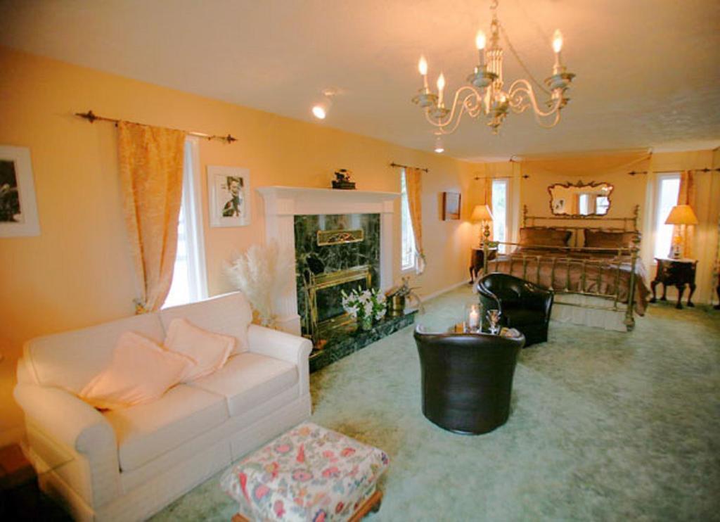 Hemingway'S By The Sea Bed & Breakfast Esquimalt Стая снимка