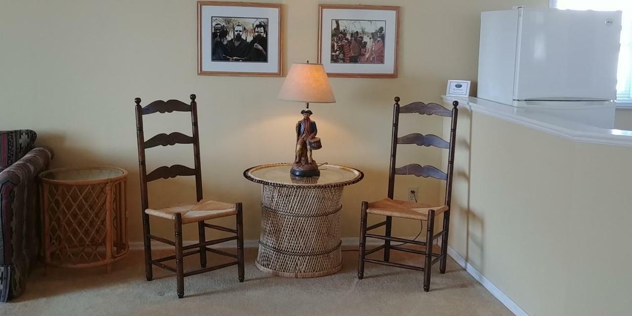 Hemingway'S By The Sea Bed & Breakfast Esquimalt Екстериор снимка
