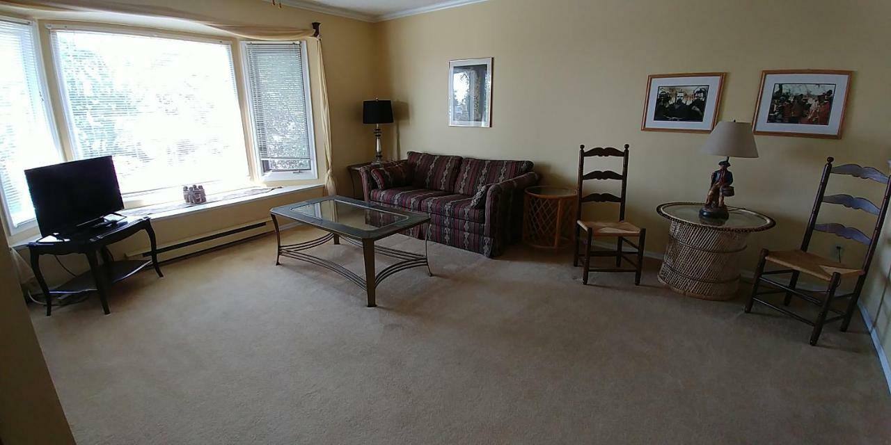 Hemingway'S By The Sea Bed & Breakfast Esquimalt Екстериор снимка
