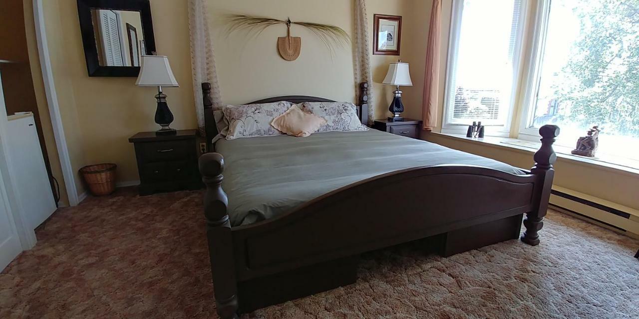 Hemingway'S By The Sea Bed & Breakfast Esquimalt Екстериор снимка