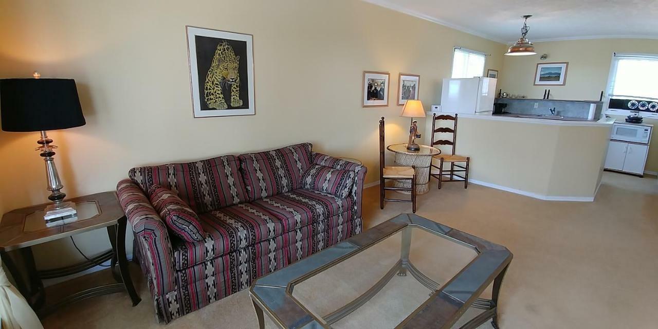 Hemingway'S By The Sea Bed & Breakfast Esquimalt Екстериор снимка
