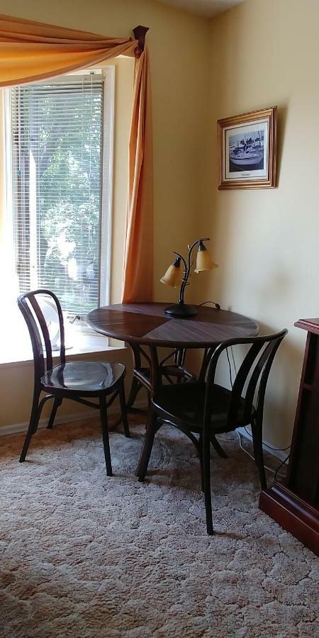 Hemingway'S By The Sea Bed & Breakfast Esquimalt Екстериор снимка