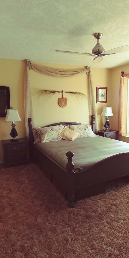 Hemingway'S By The Sea Bed & Breakfast Esquimalt Екстериор снимка