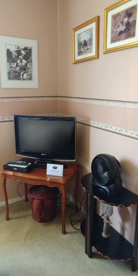 Hemingway'S By The Sea Bed & Breakfast Esquimalt Екстериор снимка