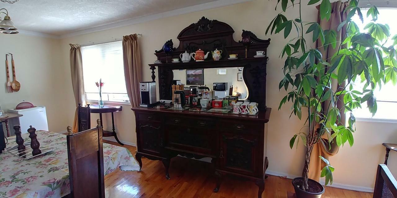 Hemingway'S By The Sea Bed & Breakfast Esquimalt Екстериор снимка