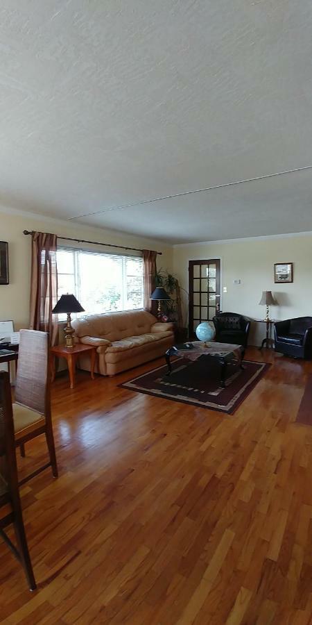 Hemingway'S By The Sea Bed & Breakfast Esquimalt Екстериор снимка