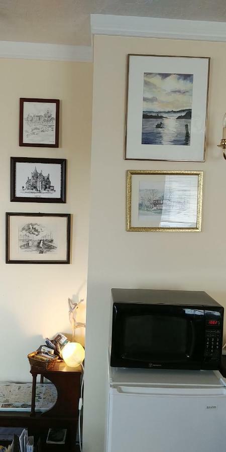 Hemingway'S By The Sea Bed & Breakfast Esquimalt Екстериор снимка