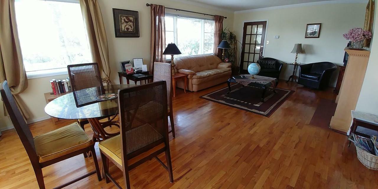 Hemingway'S By The Sea Bed & Breakfast Esquimalt Екстериор снимка